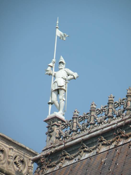  statue sur le toit de l'Hôtel de Ville